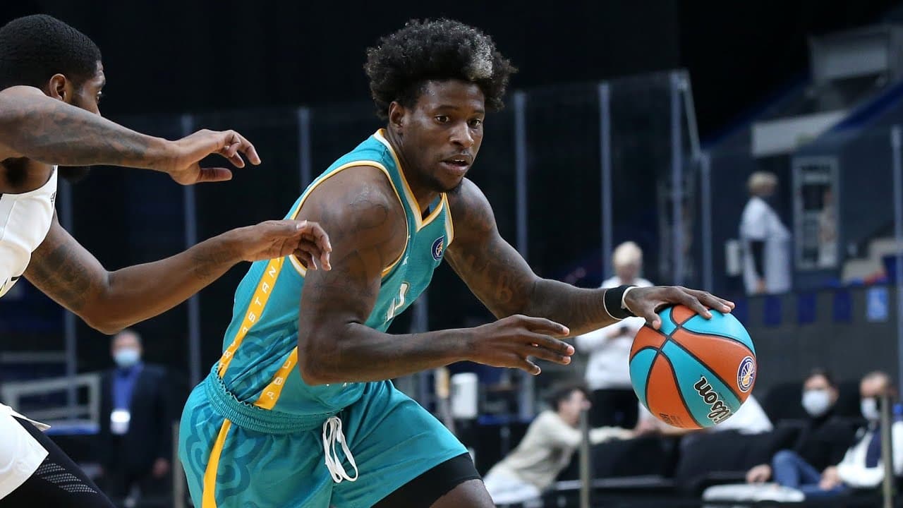 Jaylen Barford in palleggio con la maglia dell'Astana (VTB League, stagione 2021/22). Fonte: Eurohoops.net, articolo passaggio al Lokomotiv 1/2/2022, nessun credito indicato.